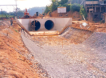 Canalización del arroyo Euzébio junto a la vía permanente de CBTU en Franco da Rocha, SP.